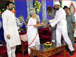 Governor, Gujarat Congress leaders enjoy Iftar party at Raj Bhavan(Photos)