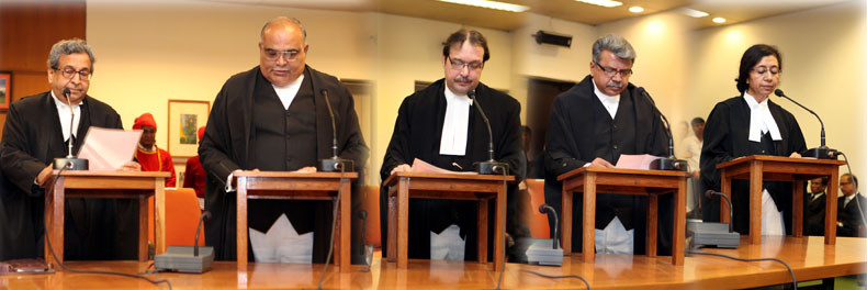 four-new-judges-take-oath-at-gujarat-high-court-deshgujarat