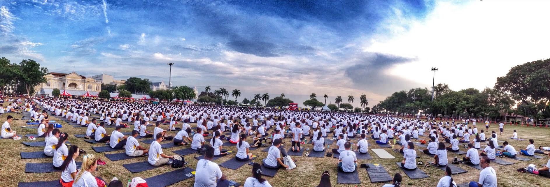 Guinness Book team in Surat to verify the world record of 1.25 lakh people performing Yoga