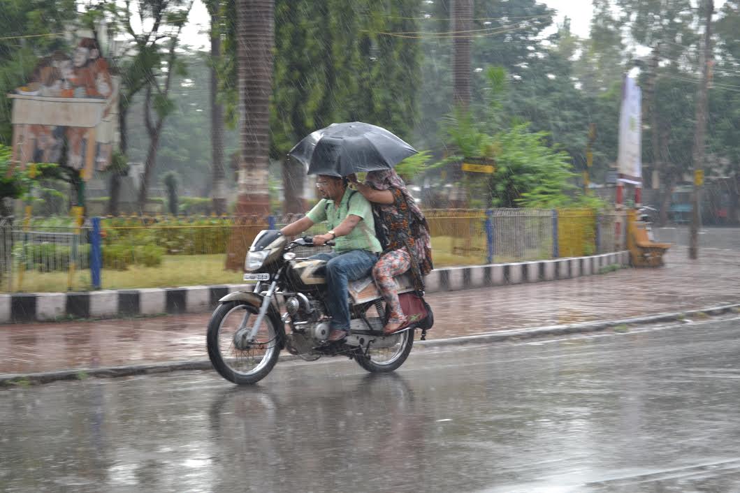 Met issues heavy rain warning for tomorrow, some places witnessed moderate to heavy rain today