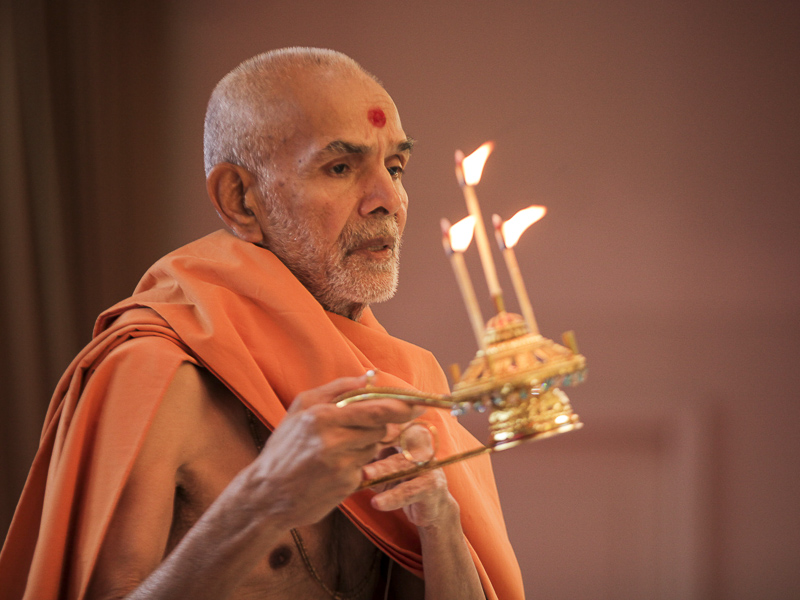 Mahant Swami Maharaj Sadhu Keshavjivandas succeeds Pramukh Swami as Guru and President of BAPS