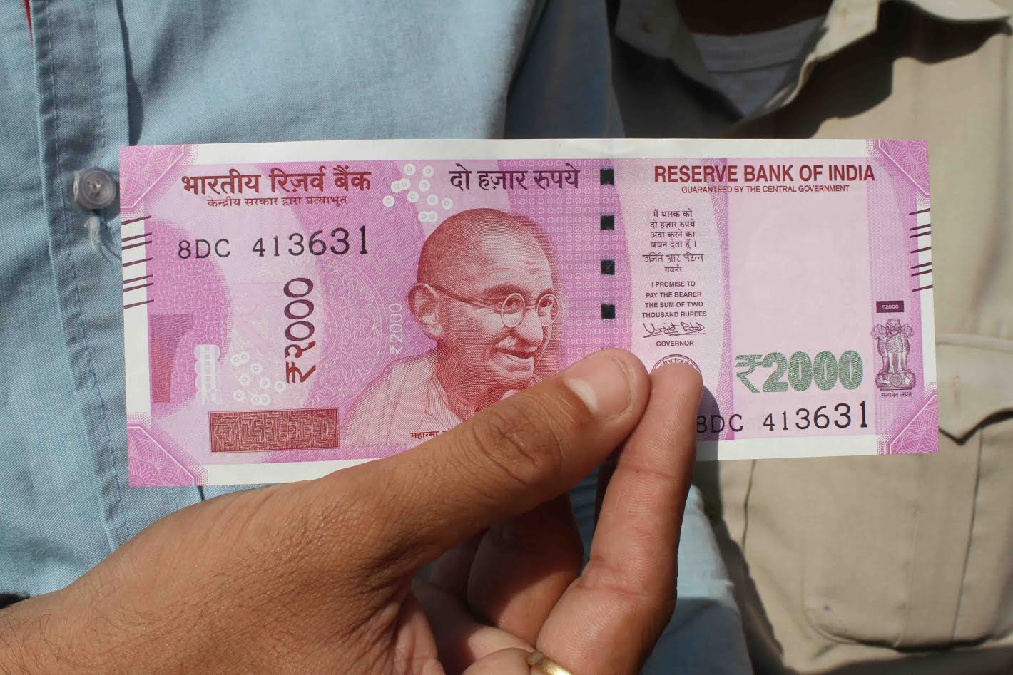 Provide over-the-counter exchange facility for Rs. 2000 banknotes to public: RBI to Banks