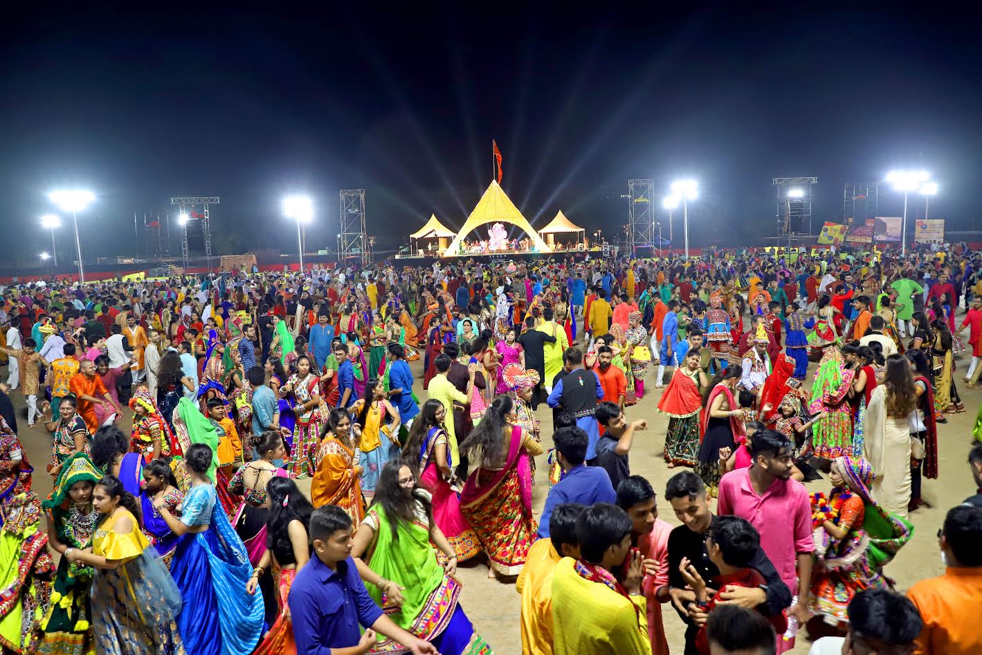 Navratri Live Falguni Pathak Garba , Kirtidan Gadhvi, Lakshmi Vilas